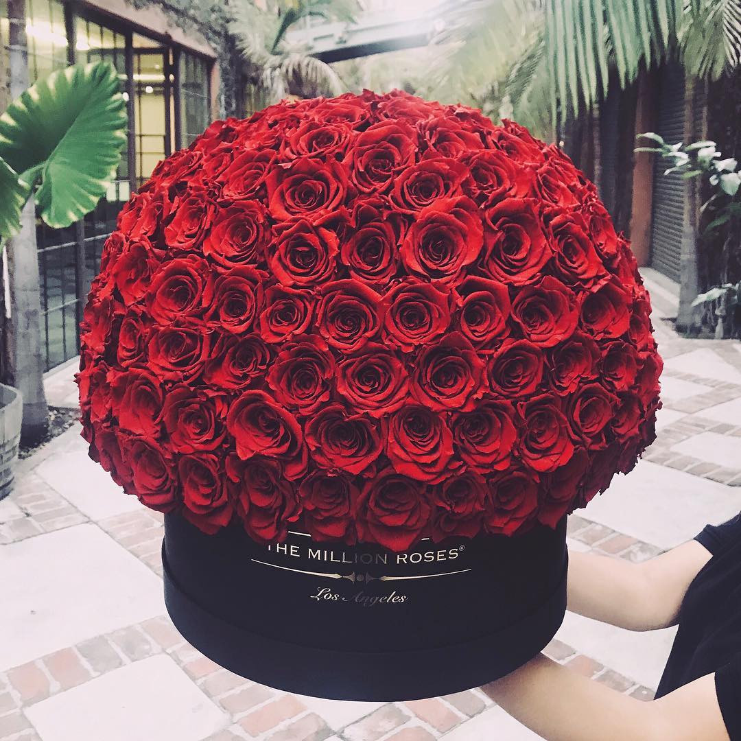 Cutie gigantă cu trandafiri roșii criogenați 'The Million Luxury'
