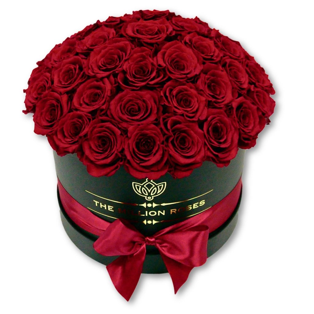 Trandafiri naturali roșii în cutie medie neagră
