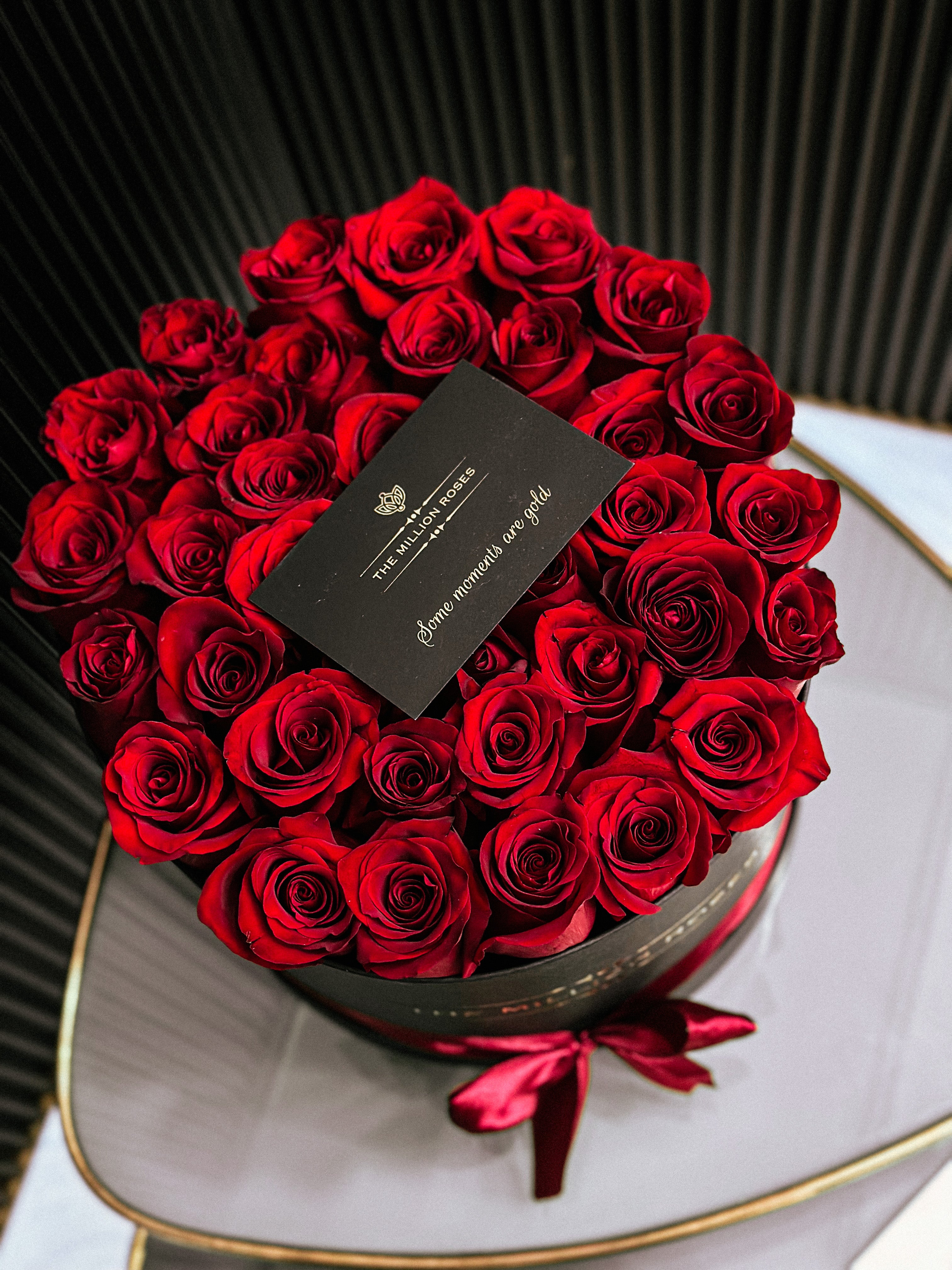 Trandafiri naturali roșii - Cutie neagră medie