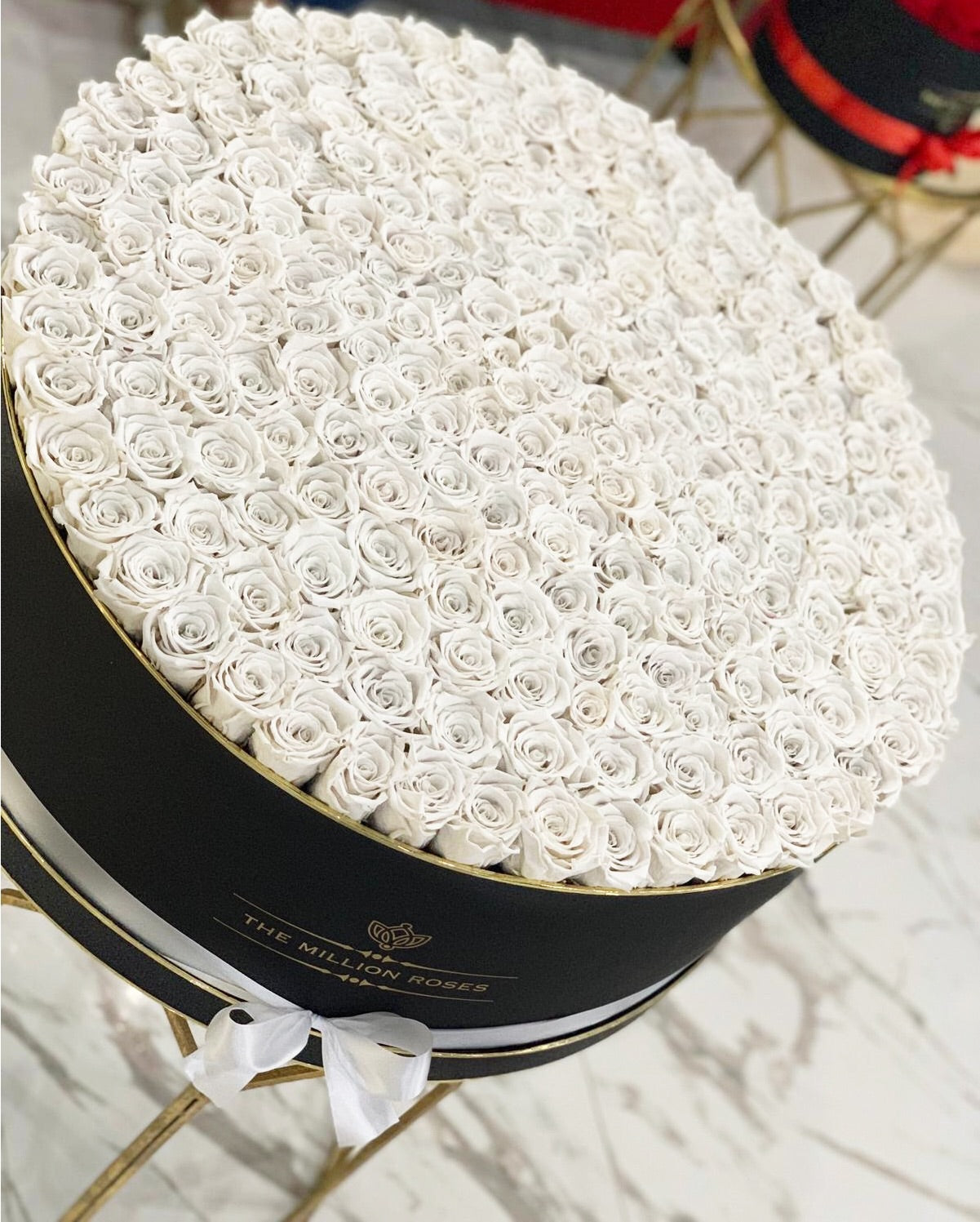 Aranjament din 201 fire de trandafiri albi criogenati THE MILLION LUXURY