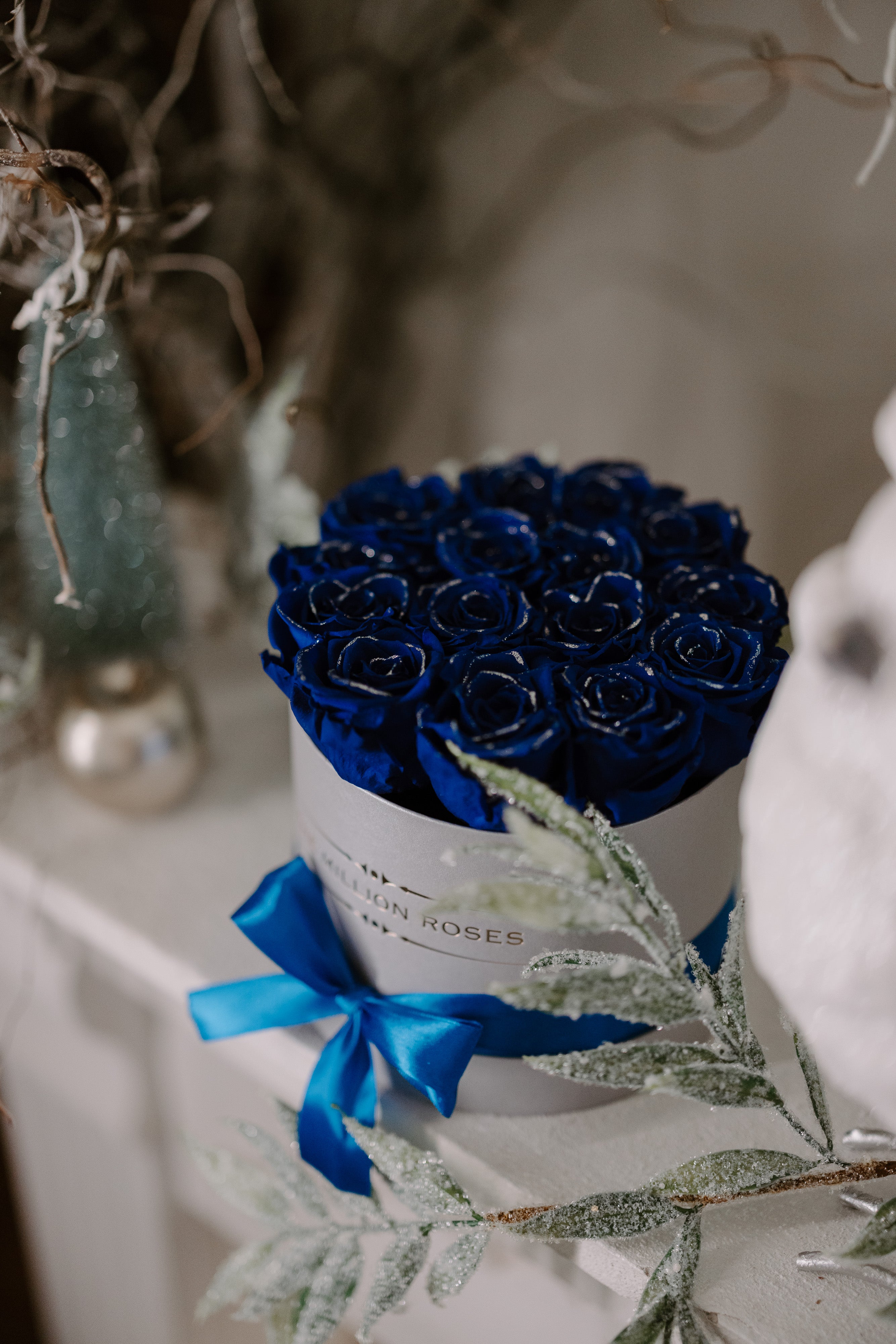 Trandafiri criogenati albastri in cutie mica argintie- The diamond collection - Craciun
