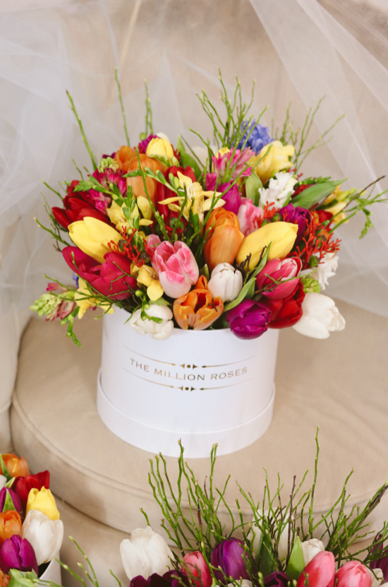 Aranjament floral in cutie mică- O imbratisare de primavara