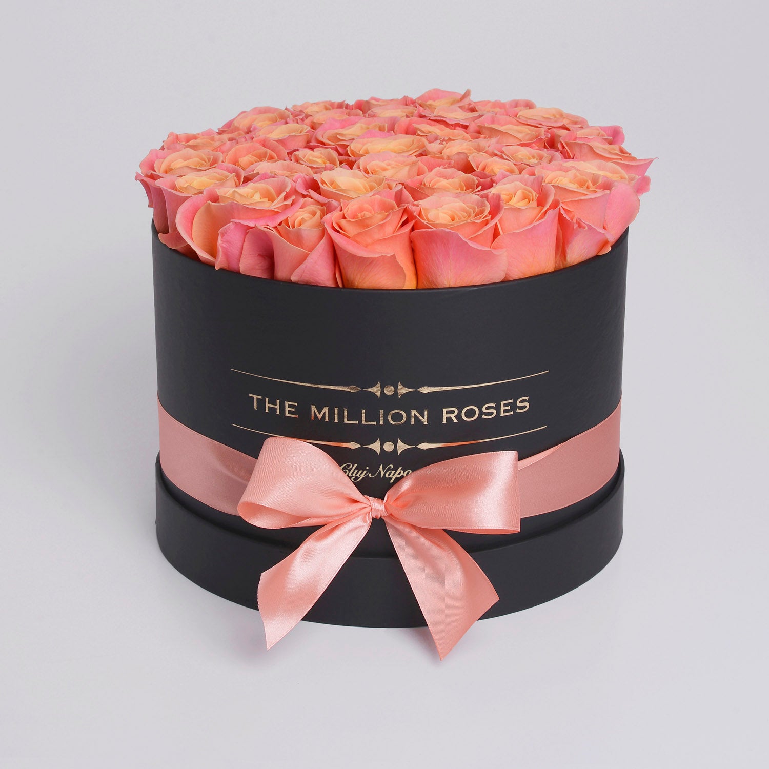 Aranjament floral cu trandafiri naturali somon in cutie medie