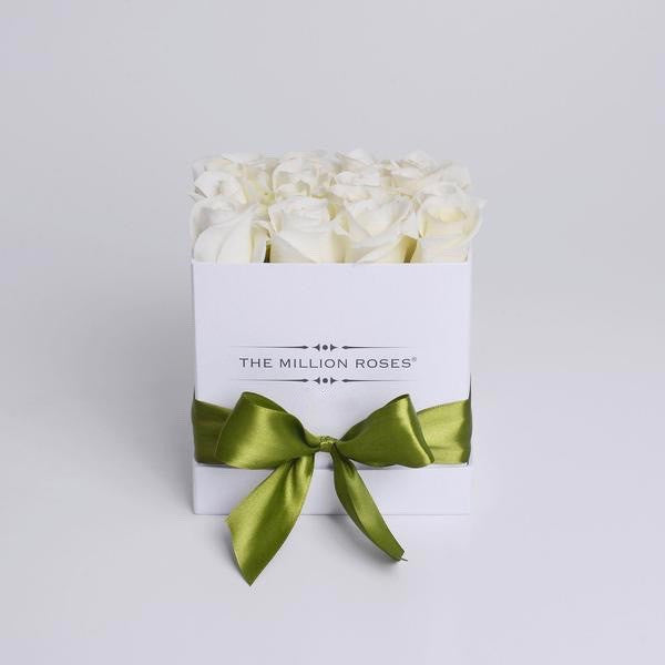 Cutie pătrată cu trandafiri naturali albi