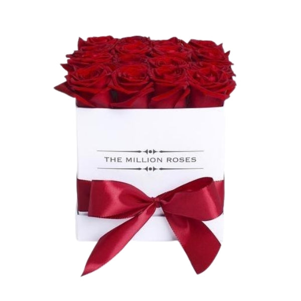 Cutie pătrată cu trandafiri naturali roșii