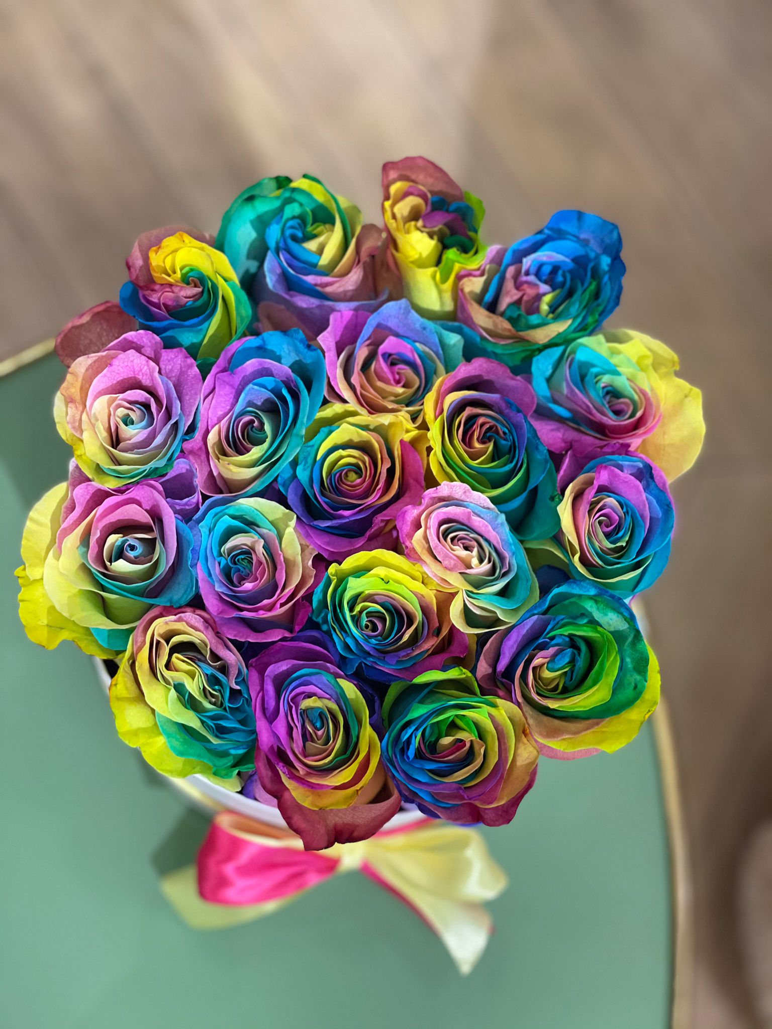 Trandafiri naturali rainbow - Cutie neagră mică
