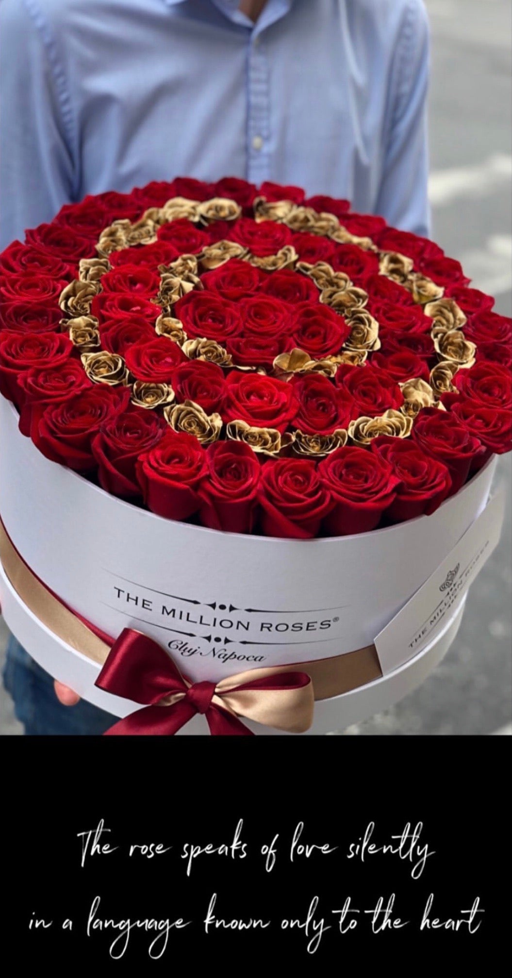 101 trandafiri naturali roșii și aurii în cutie gigantă